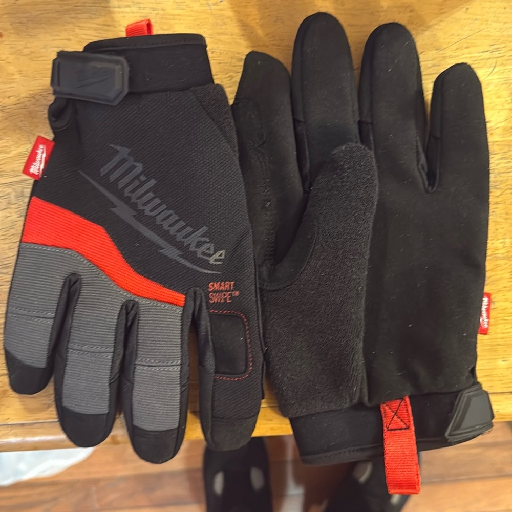 Milwaukee smart swipe work gloves. XL